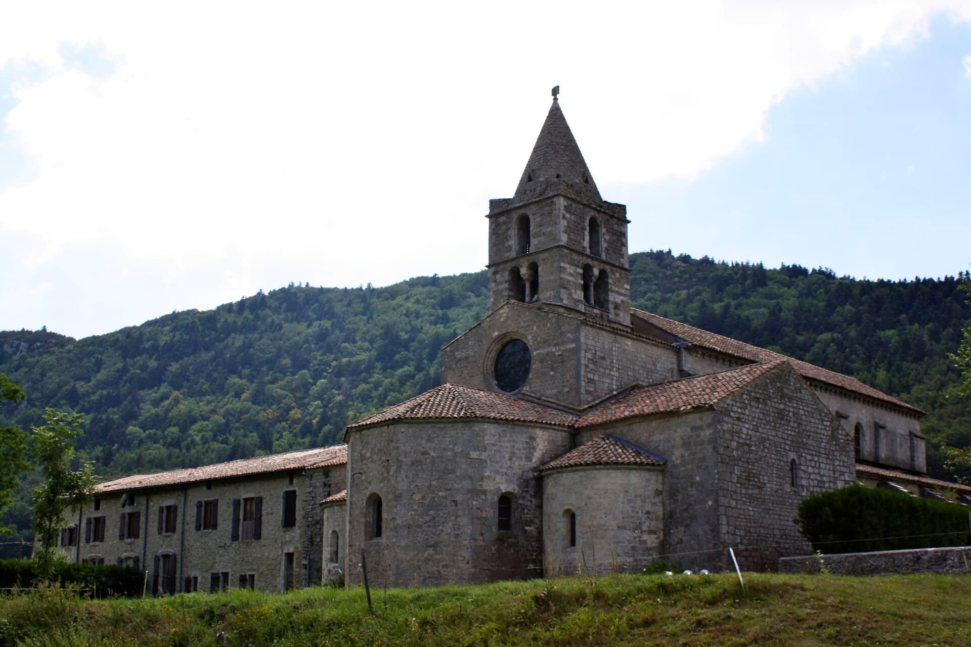 Le chevet de l'abbatiale de Léoncel et son clocher
