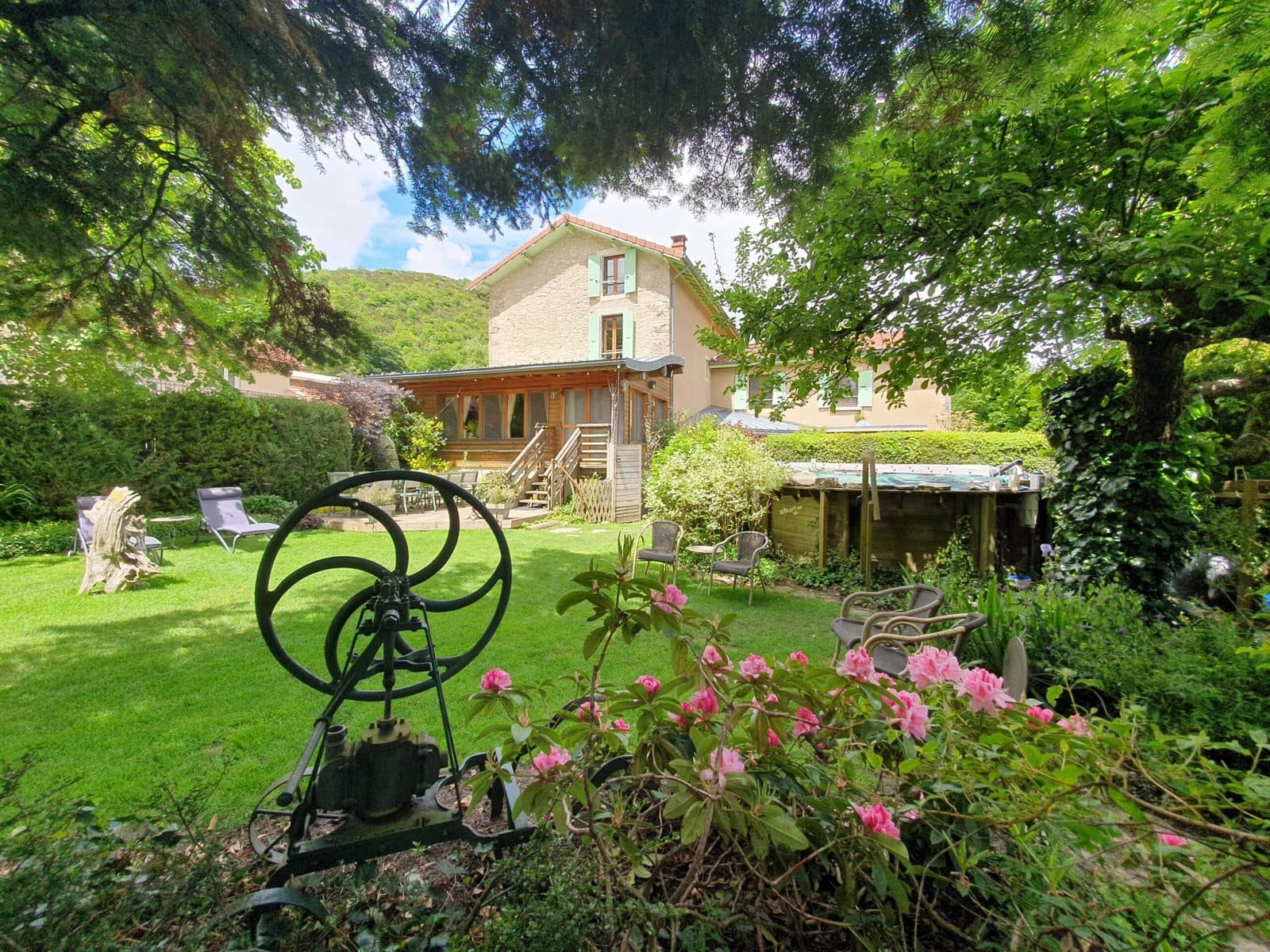 La maison et le jardin du gîte La Vercorelle