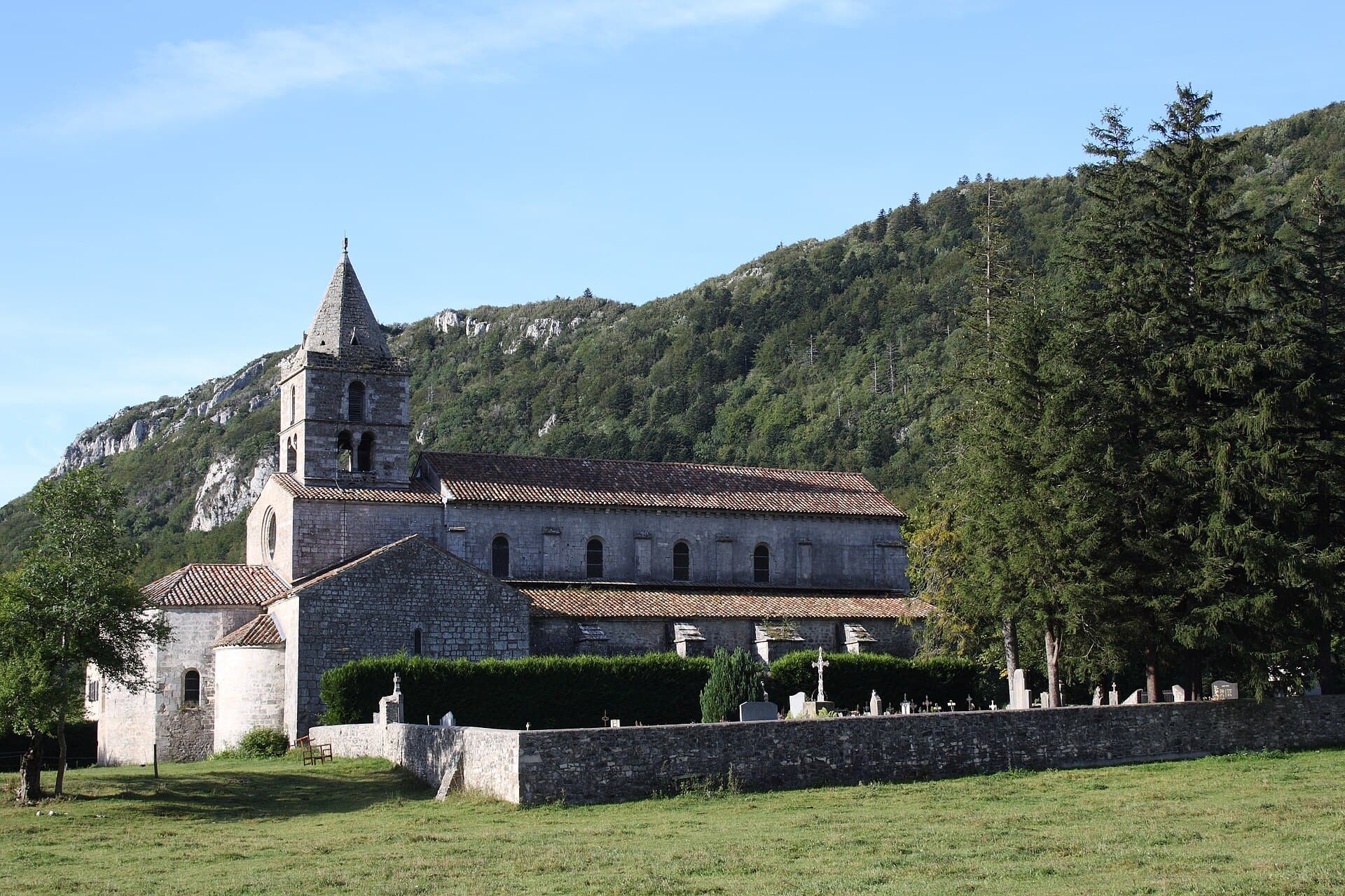 L'église abbatiale de Léoncel au pied de la montagne boisée
